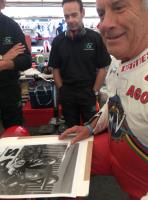 MV Agusta - Isle of Man - Wheelie at the TT, (signed) Giacomo Agostini - Fotografia na sprzedaż  