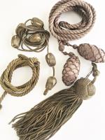 Wiele tasseli i frędzle metaliczne złote nici. S XIX-WIECZNY - Metaliczny złoty gwint., używany na sprzedaż  